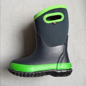 Bogs Kids Classic Matte snow boots best boots for kids! Great used condition